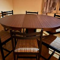 Tavolo da cucina o da sala in legno con sedie