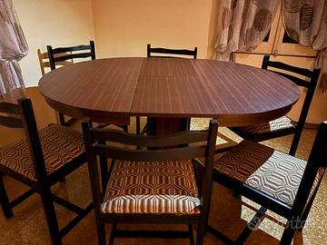 Tavolo da cucina o da sala in legno con sedie