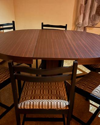 Tavolo da cucina o da sala in legno con sedie