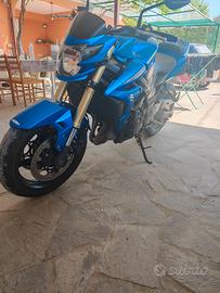 Suzuki gsr 750