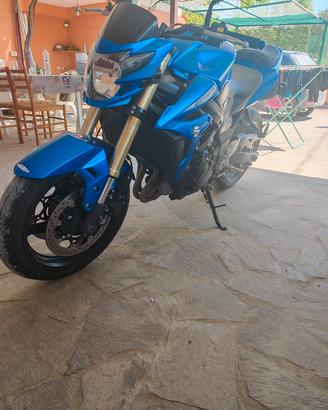 Suzuki gsr 750