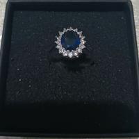 Anello con pietra blu e piccole paillettes