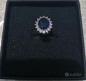 Anello con pietra blu e piccole paillettes