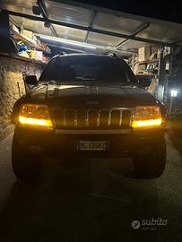 Mostruosa jeep Grand Cherokee