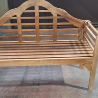 panchina di legno esterna