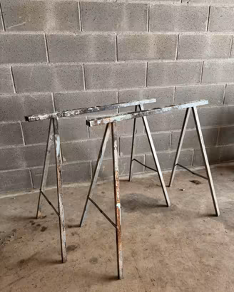 Coppia cavalletti ferro da cantiere e pittura