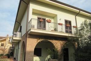 Appartamento piano terra con posti auto e giardino