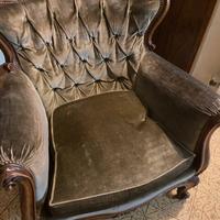 Poltrona in velluto verde con profili in legno