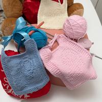 Bavetti realizzati a maglia per neonati