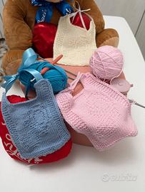 Bavetti realizzati a maglia per neonati