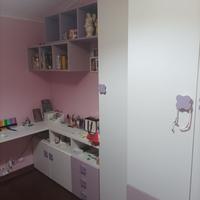 cameretta completa con letto, scrivania e