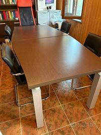 Tavolo e sedie da ufficio