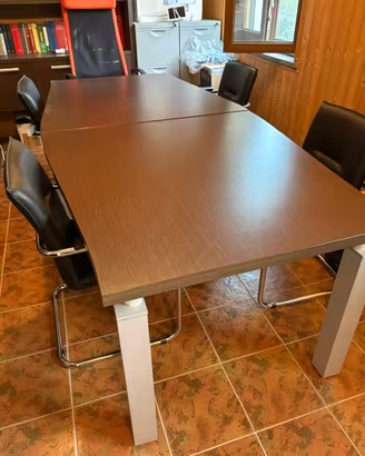 Tavolo e sedie da ufficio