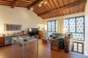 Casa indipendente di 332 m² con più di 5 locali a 