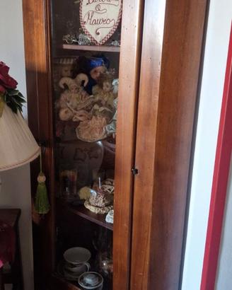 Vetrina angolare in noce