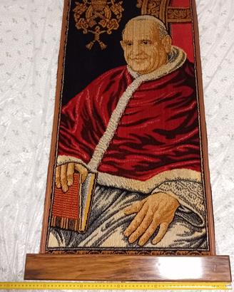 Arazzo in velluto e poltrona decorativa 