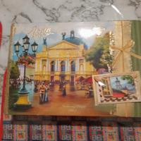 Scatola in cartone russa con cartoline natalizie.