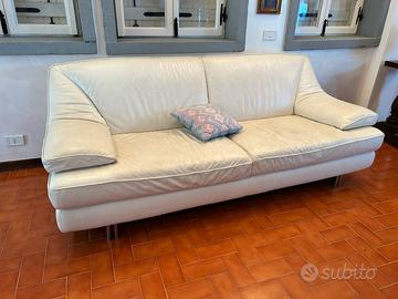 Divano in pelle bianca