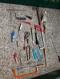 Attrezzi vari con cassetta in plastica