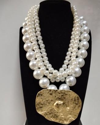 Collana 4 fili di perle e medaglione oro. Nuova. 