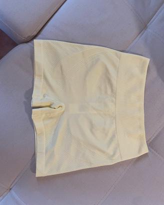 Pantaloncini per attivita sportiva giallo pastello