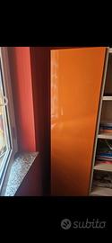 mobile colore arancione laccato lucido