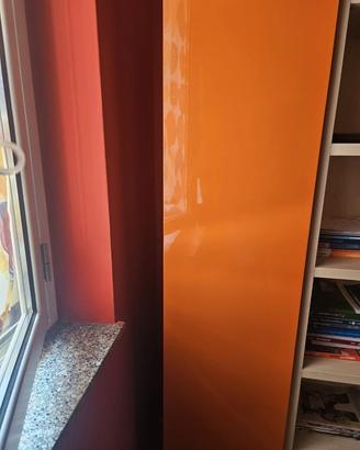 mobile colore arancione laccato lucido