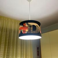 Scrivania ,lampadario,lampada,sedia