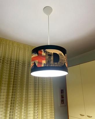 Scrivania ,lampadario,lampada,sedia