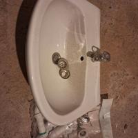 Lavandino da bagno e raccordi