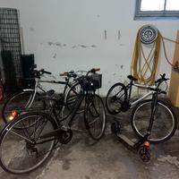 Blocco di 3 bici e un monopattino