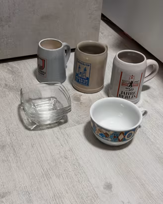 Lotto di boccali da birra, tazze e tazza ceramica