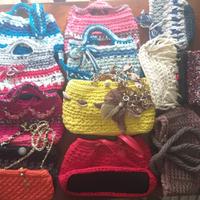 borse e cesti in fettuccia realizzate a mano.