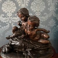 Scultura in bronzo con putti/cherubini