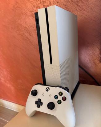 Xbox One S 1.6TB + Joypad Originale – Perfetta.