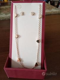 Girocollo con cuoricini e orecchini