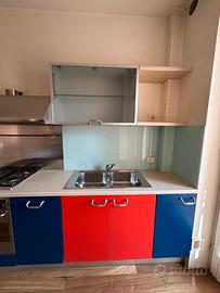 Cucina con elettrodomestici