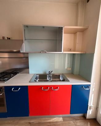 Cucina con elettrodomestici