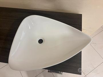 Lavabo da appoggio triangolare