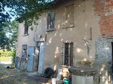 Casale con capannone e vigneto