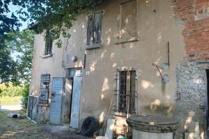 Casale con capannone e vigneto