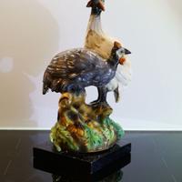 Due Tacchinelle. Scultura ceramica. 30 cm