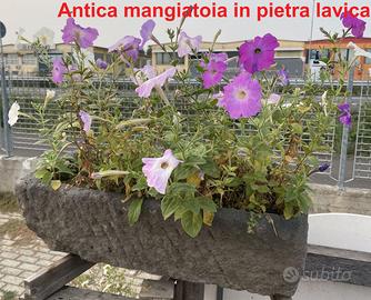 Antica mangiatoia in pietra lavica fioriera