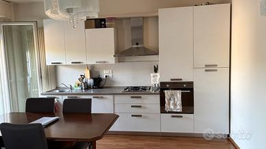 Cucina lineare bianca
