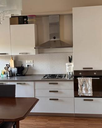 Cucina lineare bianca