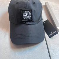 Cappello nero stone island