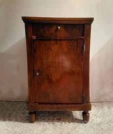comodino in stile Luigi Filippo