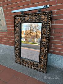 Specchio con cornice e luce