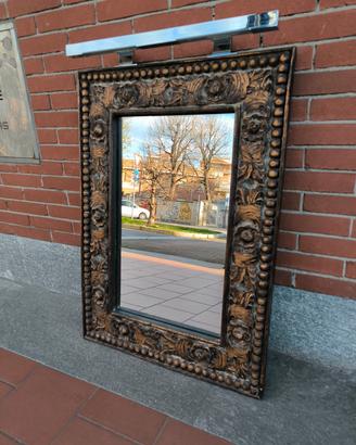 Specchio con cornice e luce