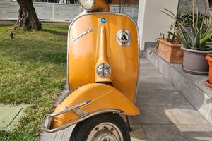 Vespa conservata giallo positano